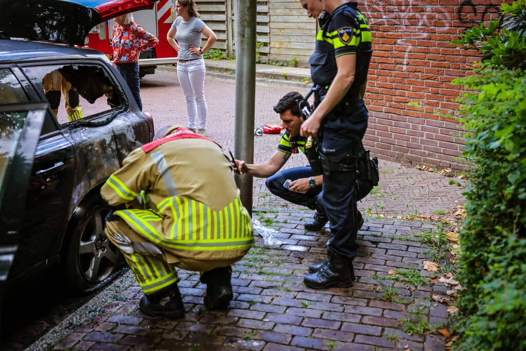 Geparkeerde personwagen vliegt in brand