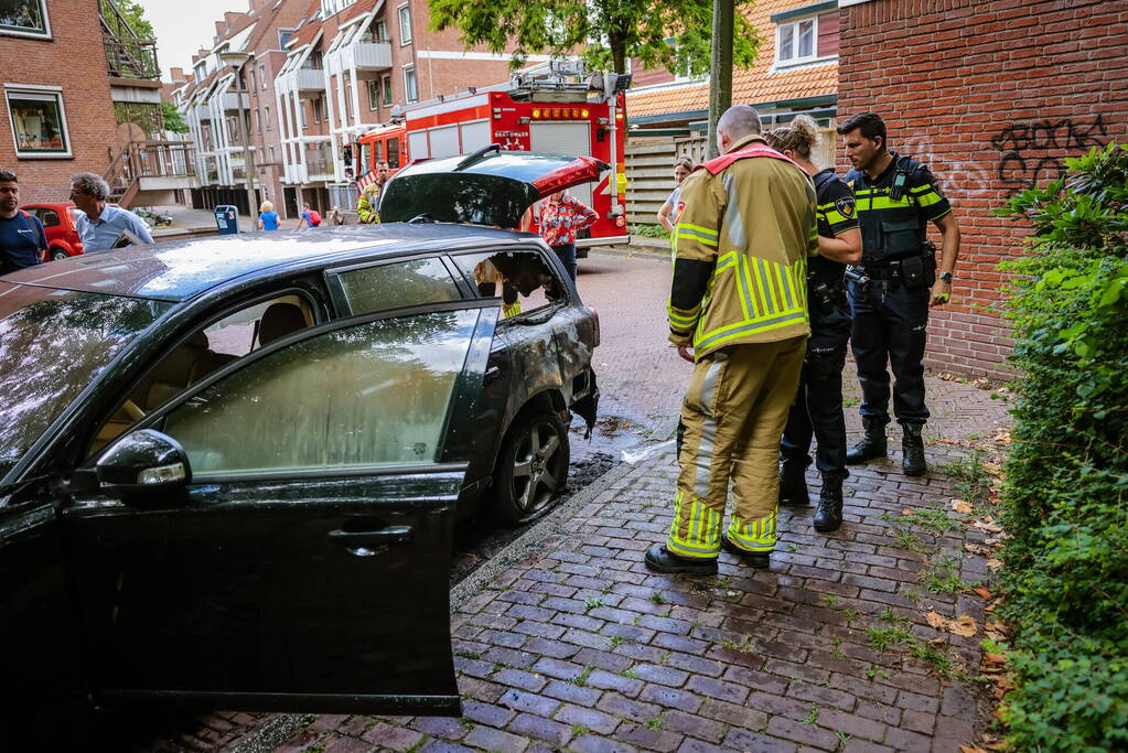 Geparkeerde personwagen vliegt in brand