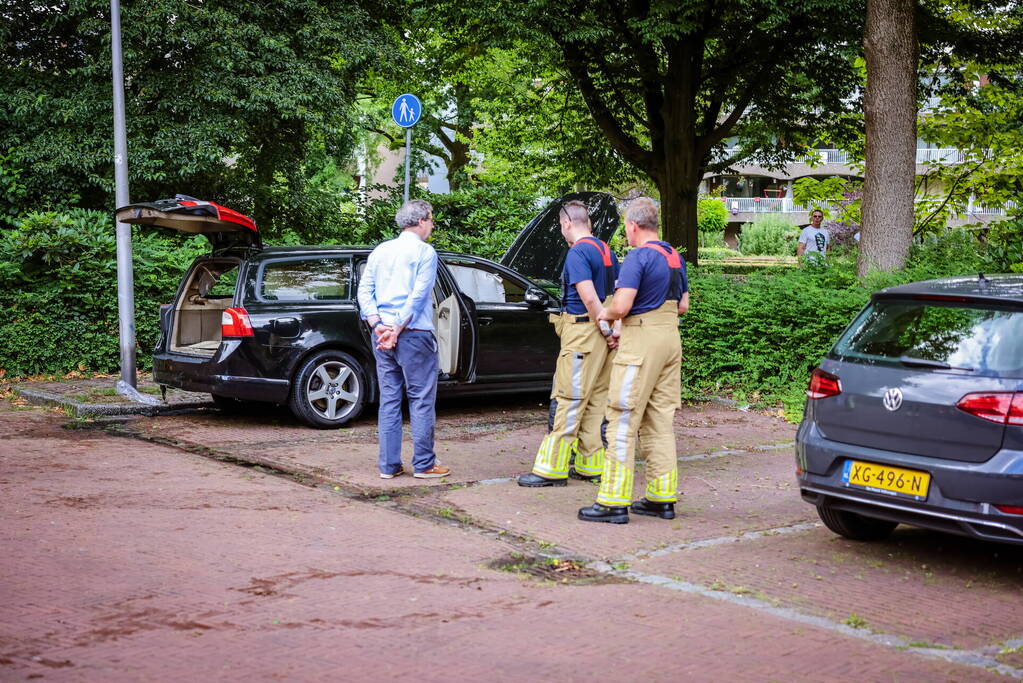 Geparkeerde personwagen vliegt in brand