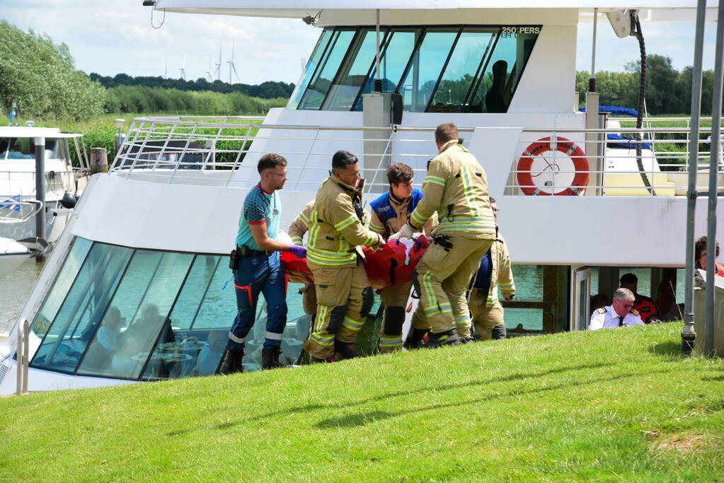 Traumahelikopter landt voor incident op partyschip