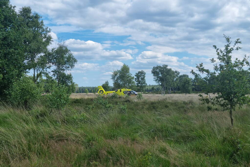 Mountainbiker gaat hard onderuit in bos