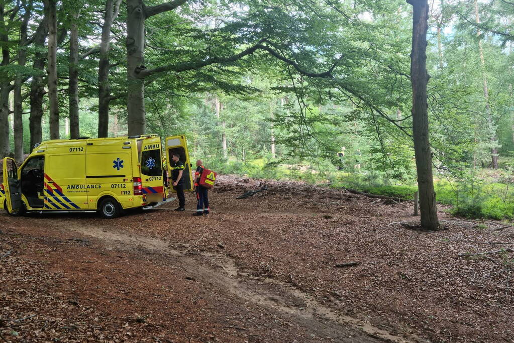 Mountainbiker gaat hard onderuit in bos