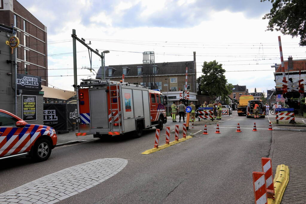 Automobilist rijdt tegen rijdende trein