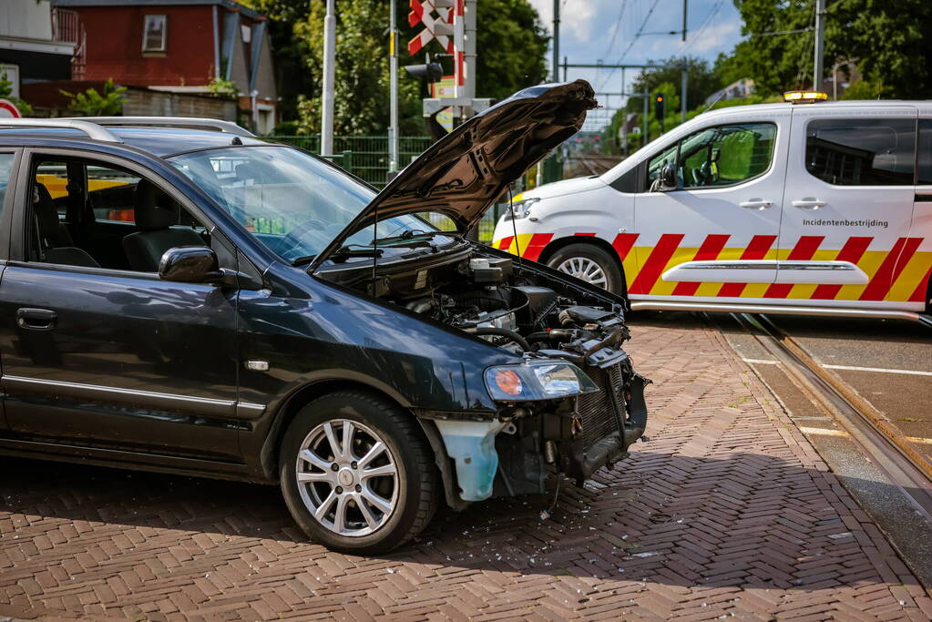 Automobilist rijdt tegen rijdende trein