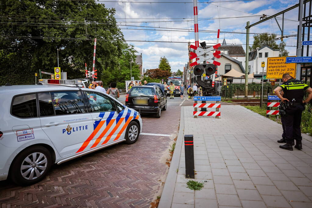Automobilist rijdt tegen rijdende trein
