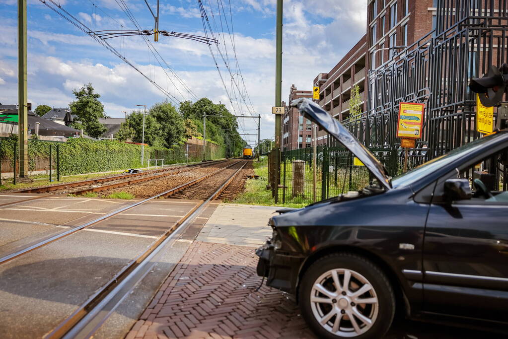 Automobilist rijdt tegen rijdende trein
