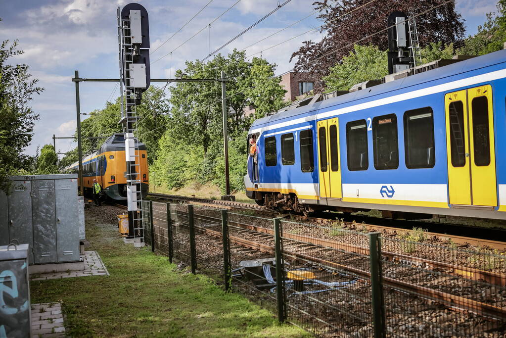 Automobilist rijdt tegen rijdende trein