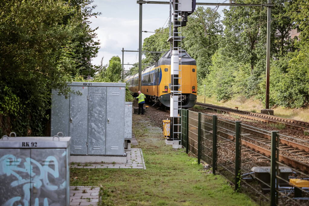 Automobilist rijdt tegen rijdende trein