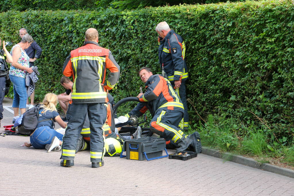 Jonge dame met voet vast in fietswiel