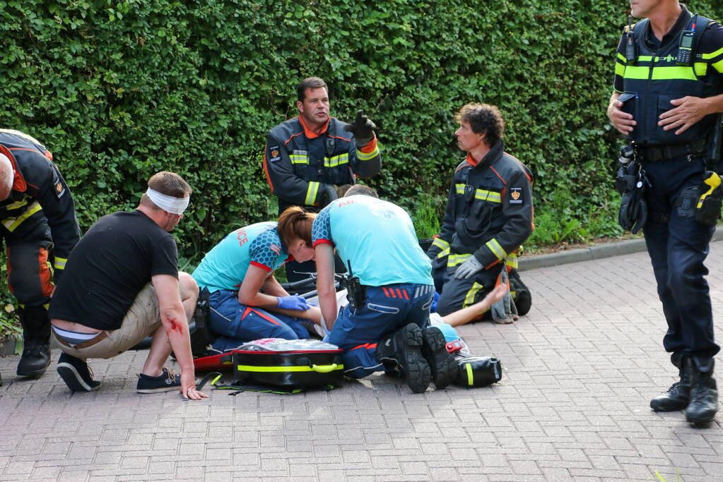 Jonge dame met voet vast in fietswiel