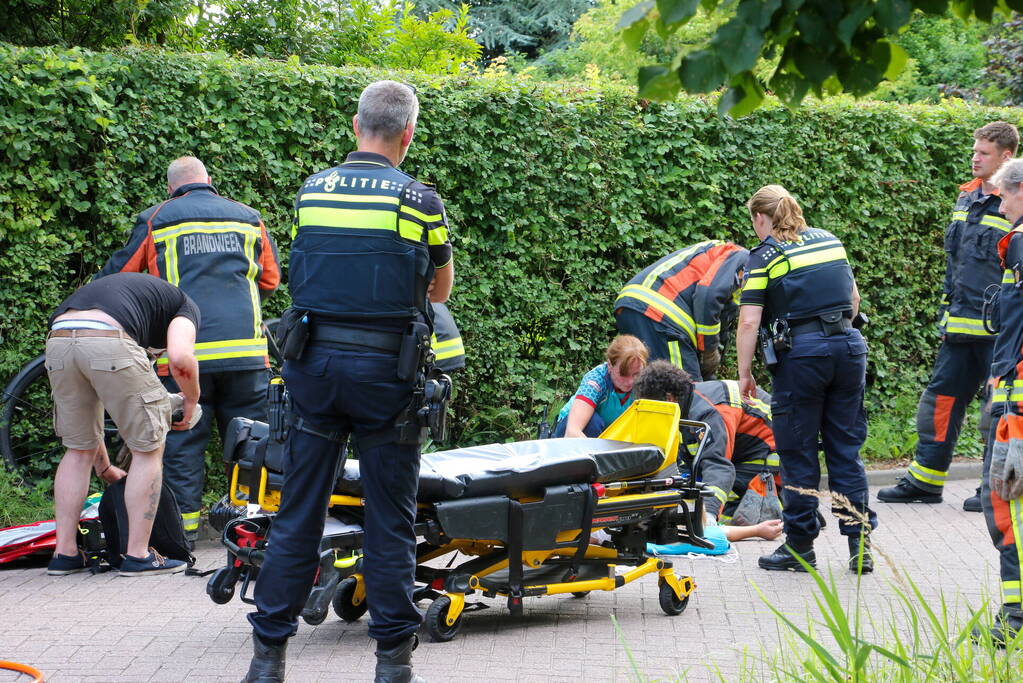 Jonge dame met voet vast in fietswiel