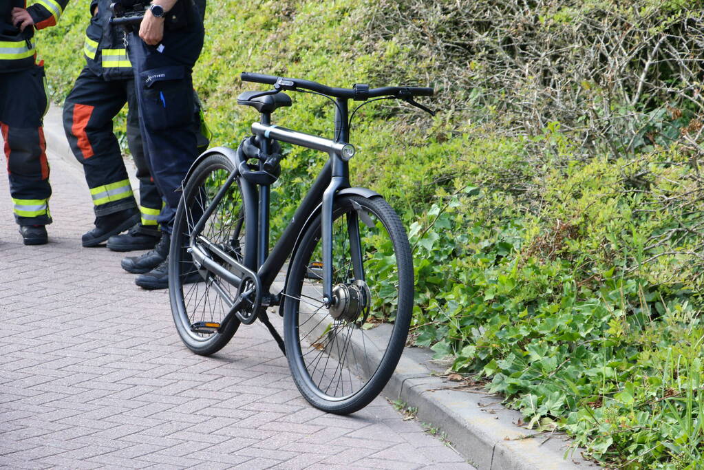 Jonge dame met voet vast in fietswiel