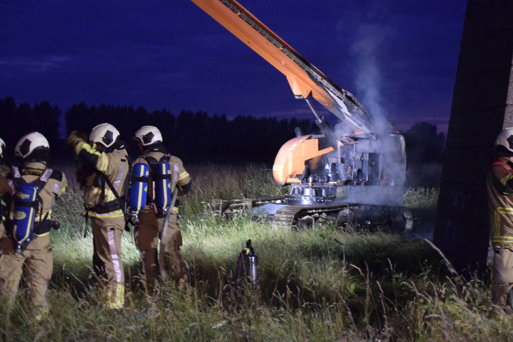 Weg afgesloten door brandende hoogwerker