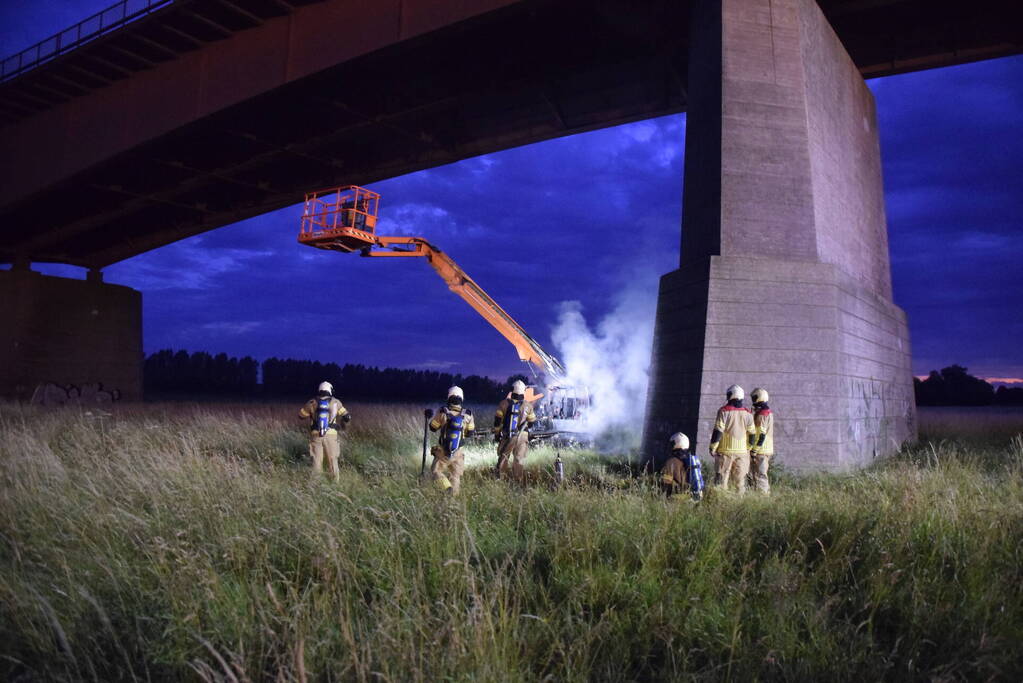 Weg afgesloten door brandende hoogwerker