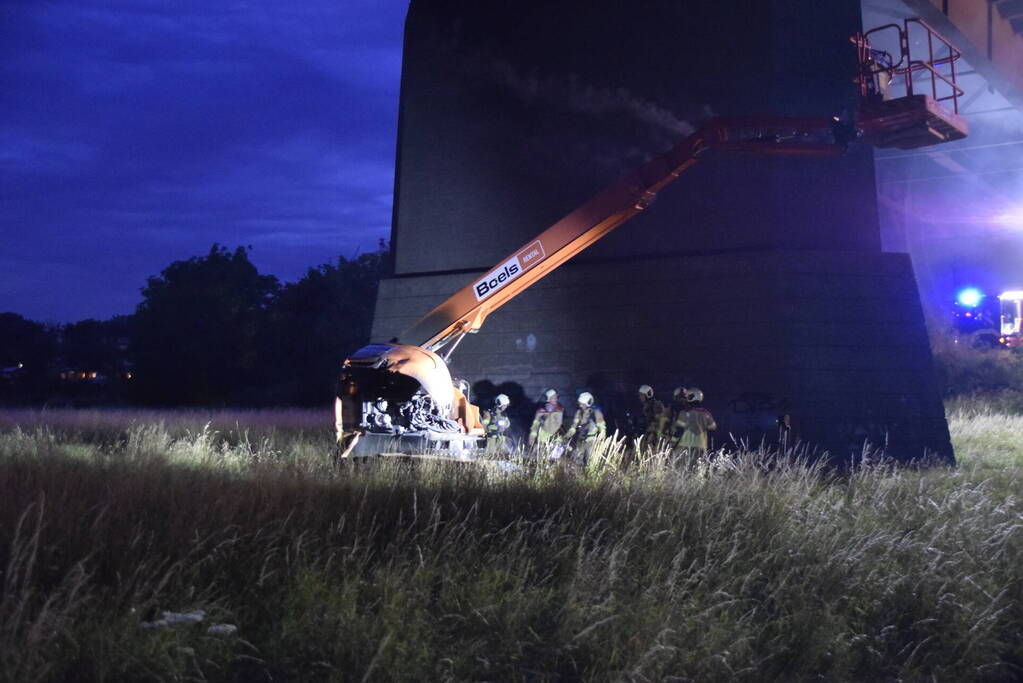 Weg afgesloten door brandende hoogwerker