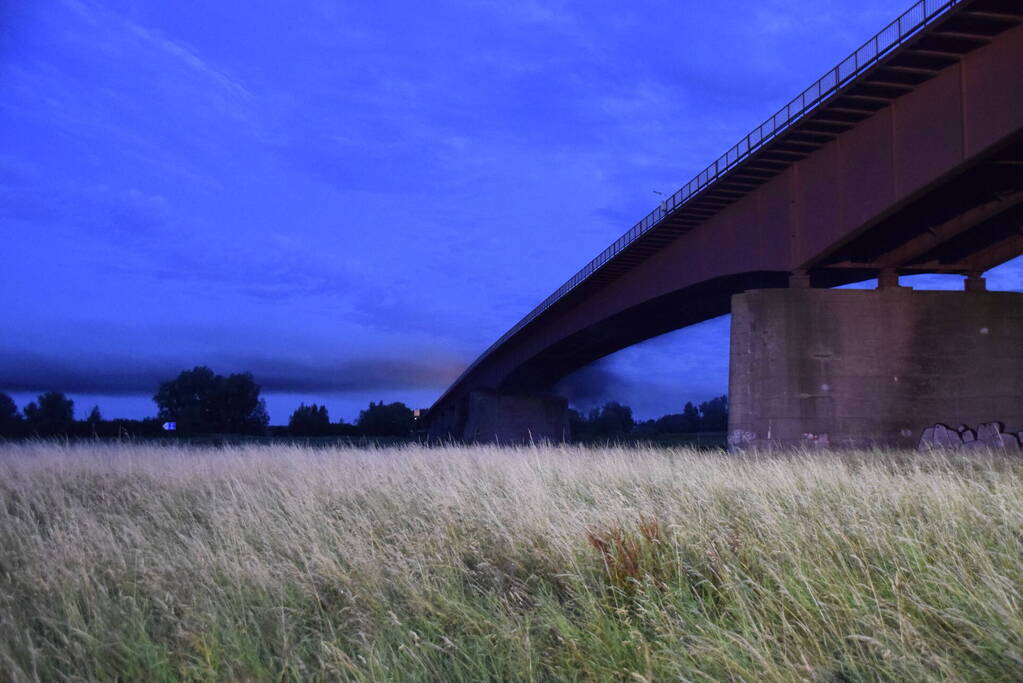 Weg afgesloten door brandende hoogwerker