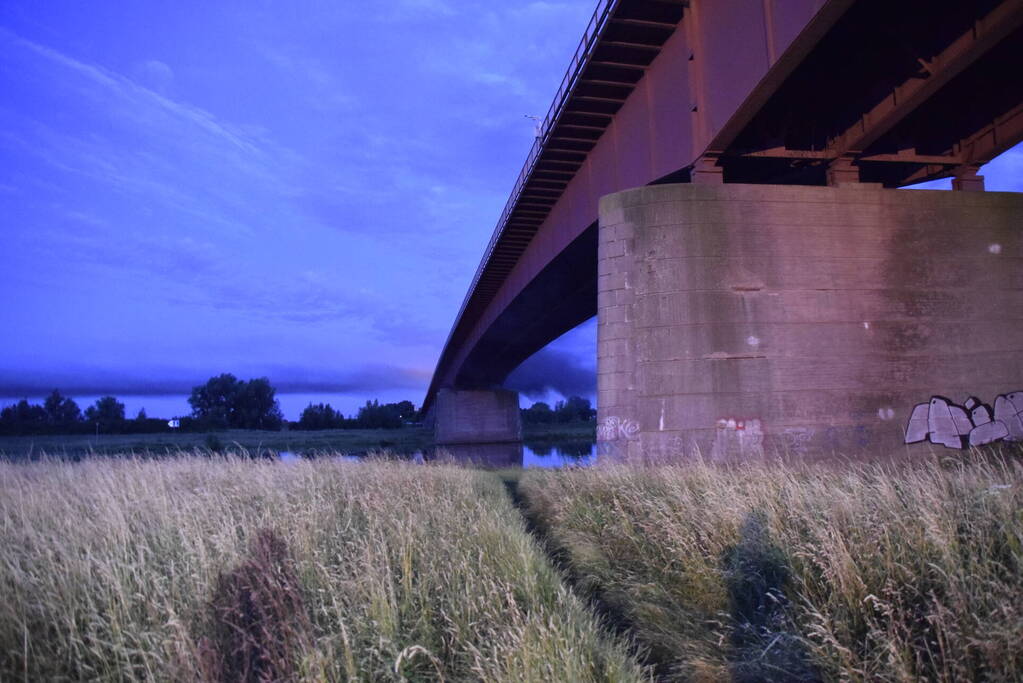 Weg afgesloten door brandende hoogwerker