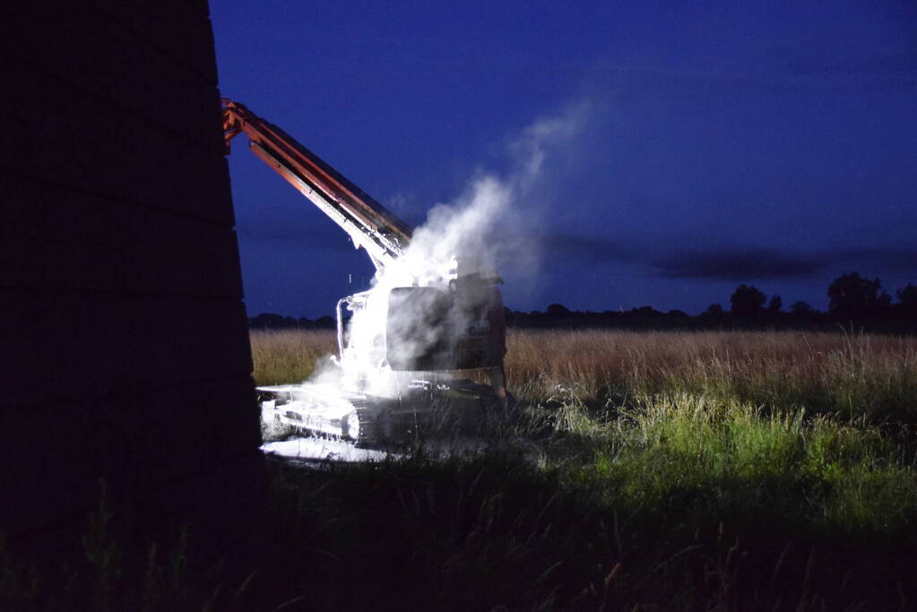 Weg afgesloten door brandende hoogwerker