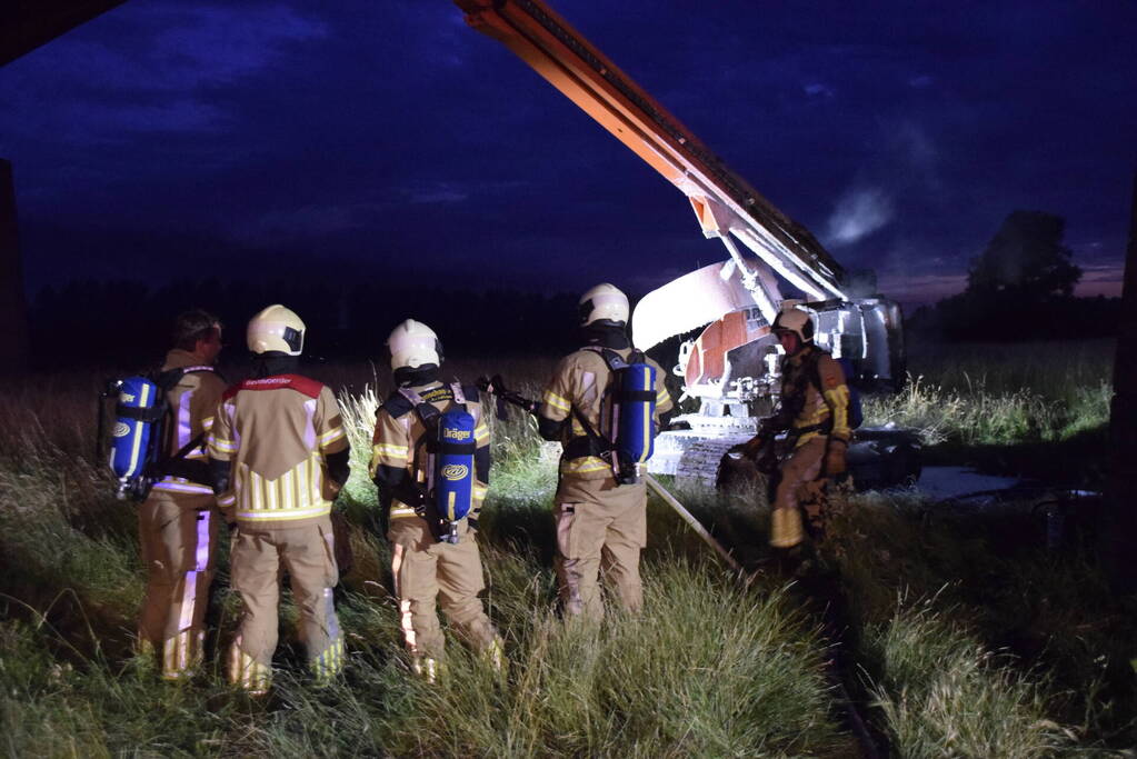 Weg afgesloten door brandende hoogwerker