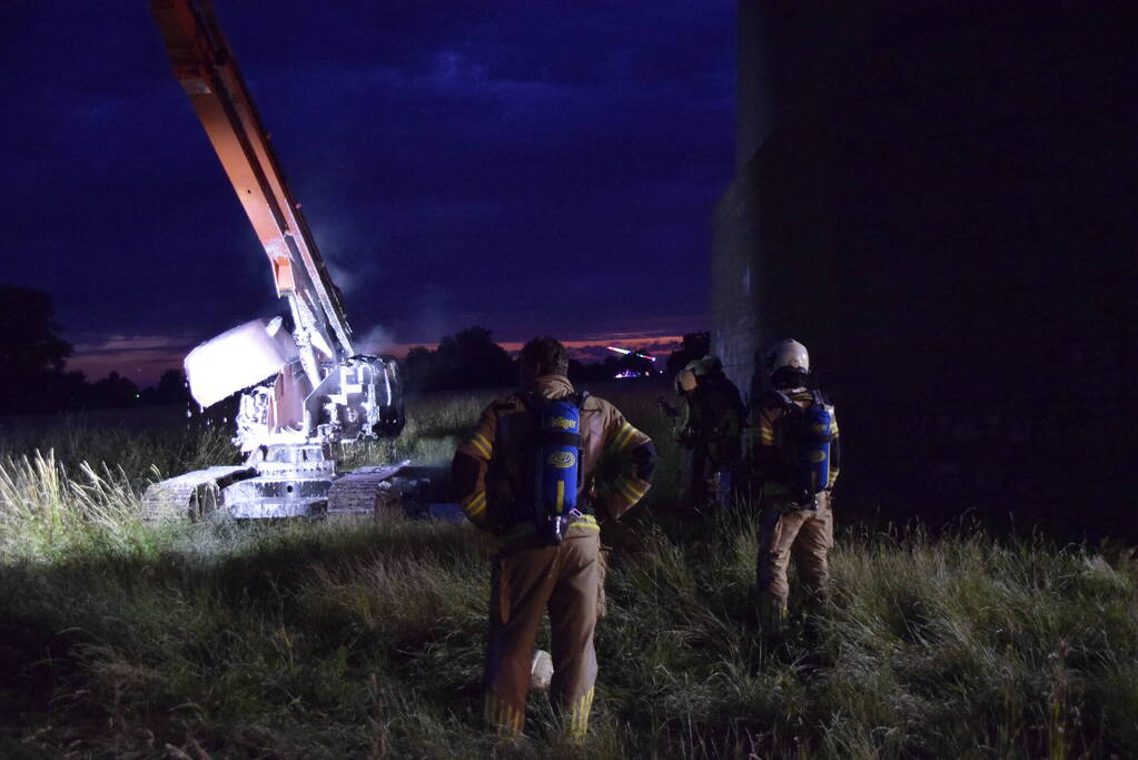 Weg afgesloten door brandende hoogwerker