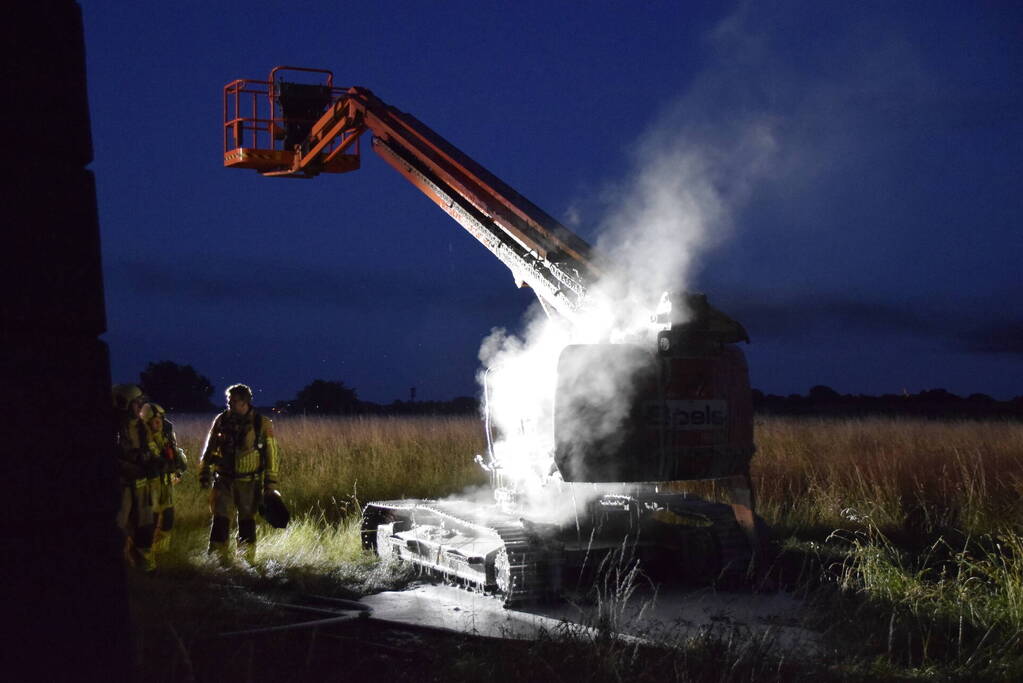 Weg afgesloten door brandende hoogwerker