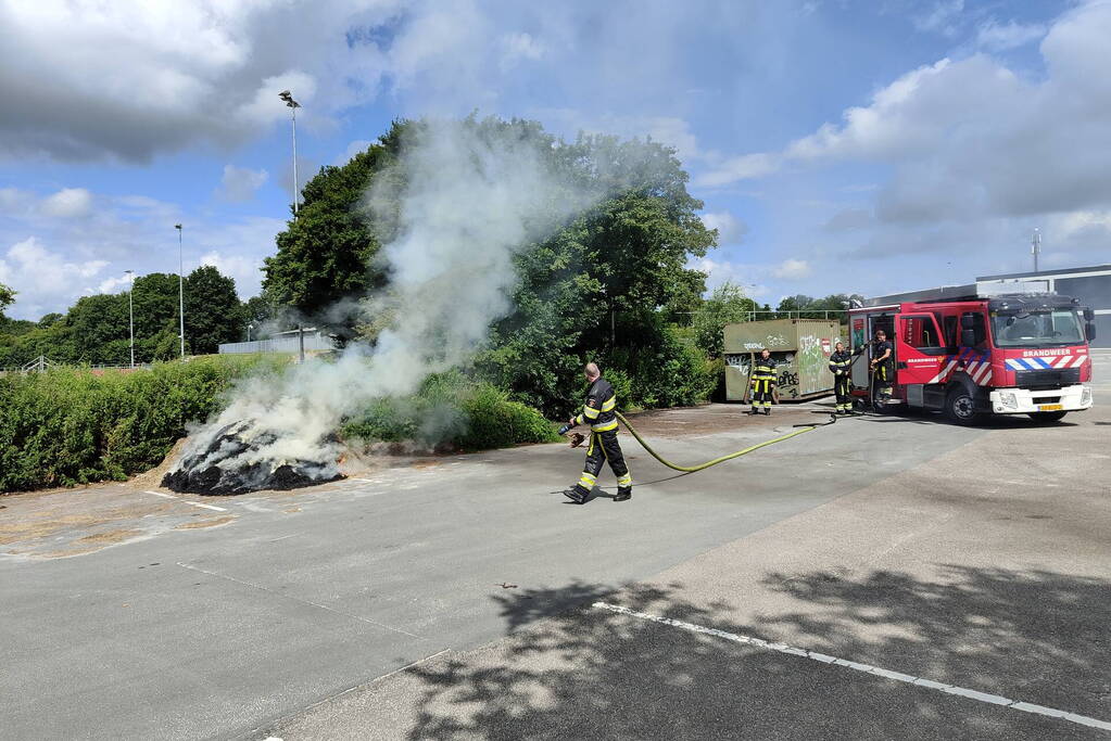 Brandweer blust brand in buitenruimte