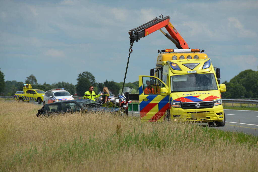 Personenauto belandt in sloot na ongeval Rijksweg
