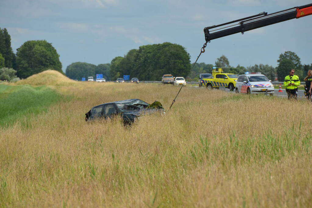 Personenauto belandt in sloot na ongeval Rijksweg