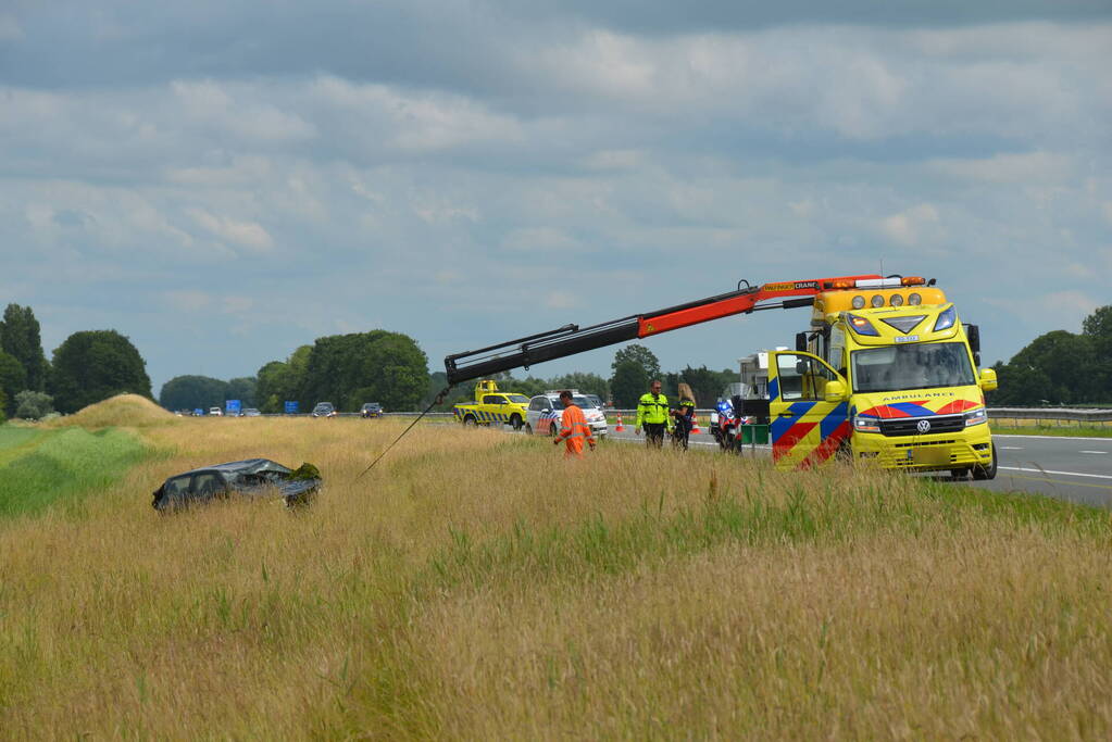 Personenauto belandt in sloot na ongeval Rijksweg