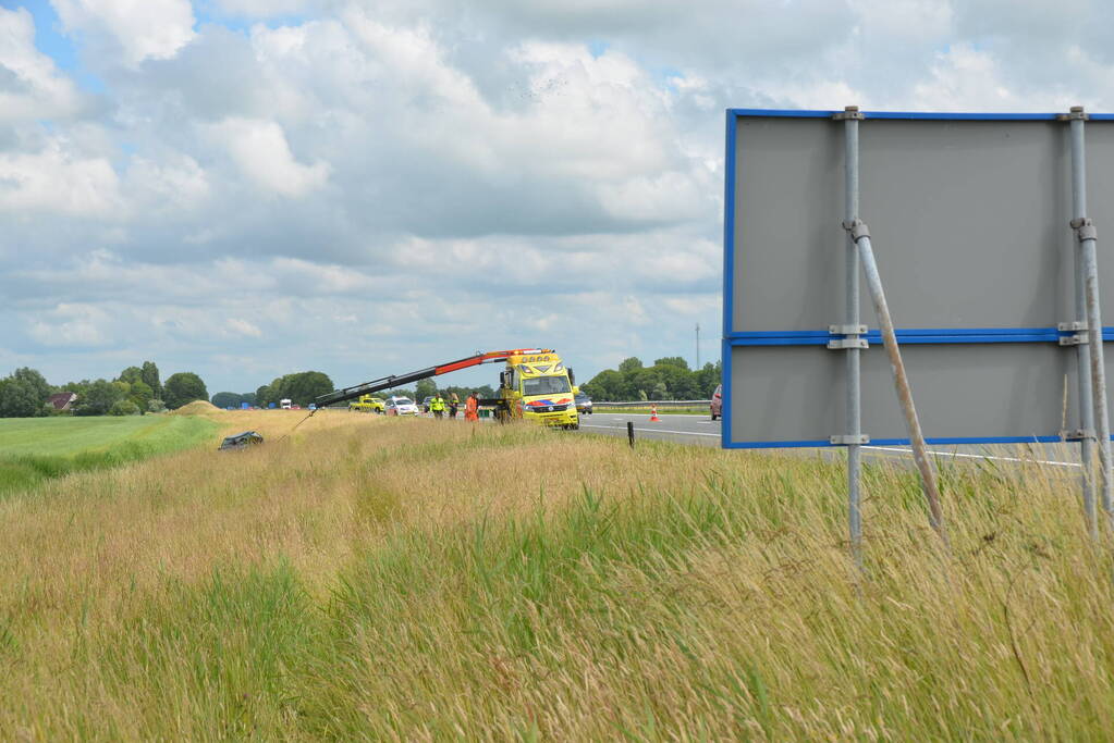 Personenauto belandt in sloot na ongeval Rijksweg