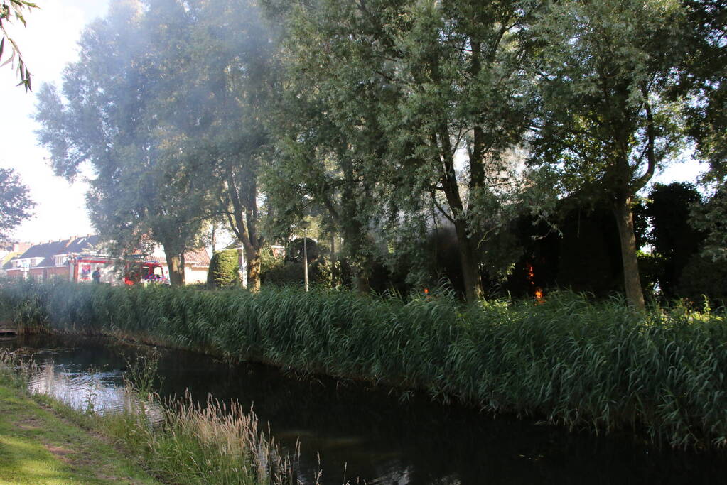 Coniferenhaag in brand door vuurwerk