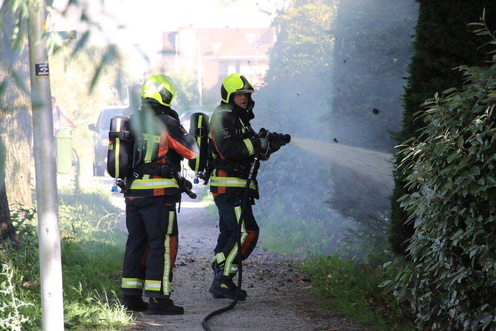 Coniferenhaag in brand door vuurwerk