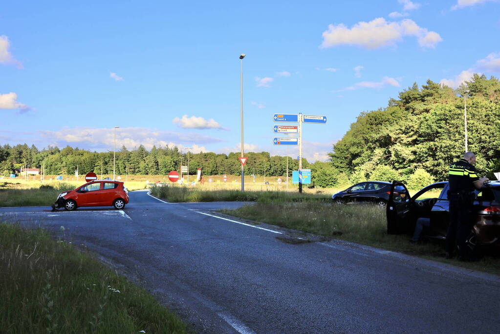 Twee auto's botsen door te hoog gras