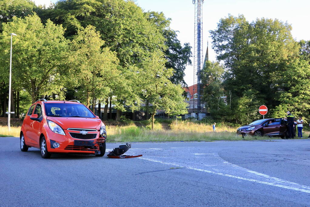 Twee auto's botsen door te hoog gras