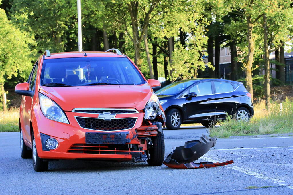 Twee auto's botsen door te hoog gras