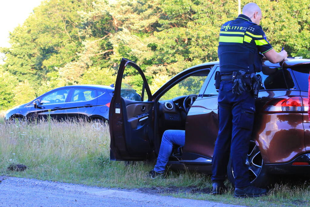 Twee auto's botsen door te hoog gras