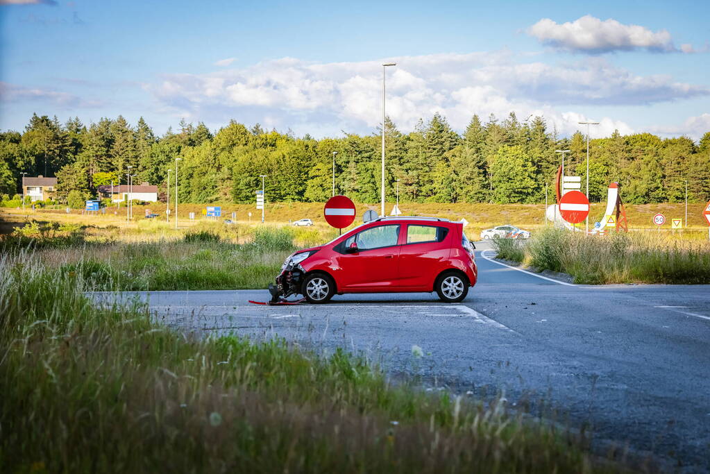 Twee auto's botsen door te hoog gras