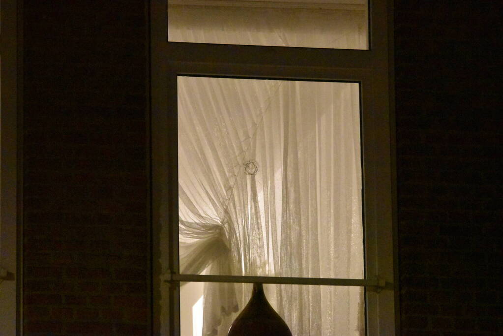 Politie onderzoekt beschoten woning