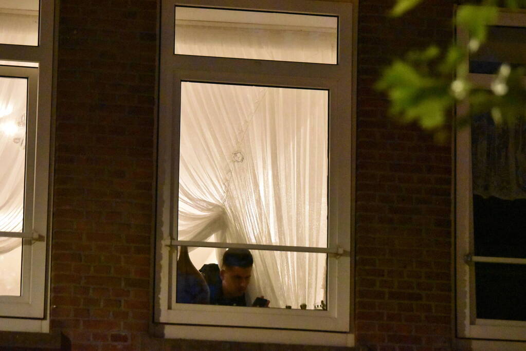 Politie onderzoekt beschoten woning