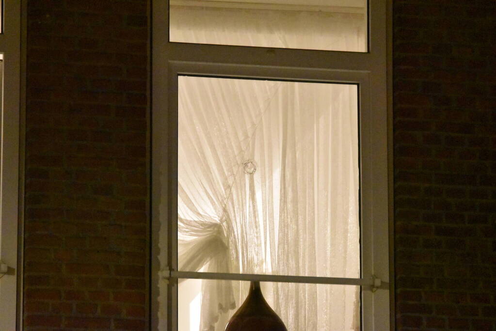 Politie onderzoekt beschoten woning