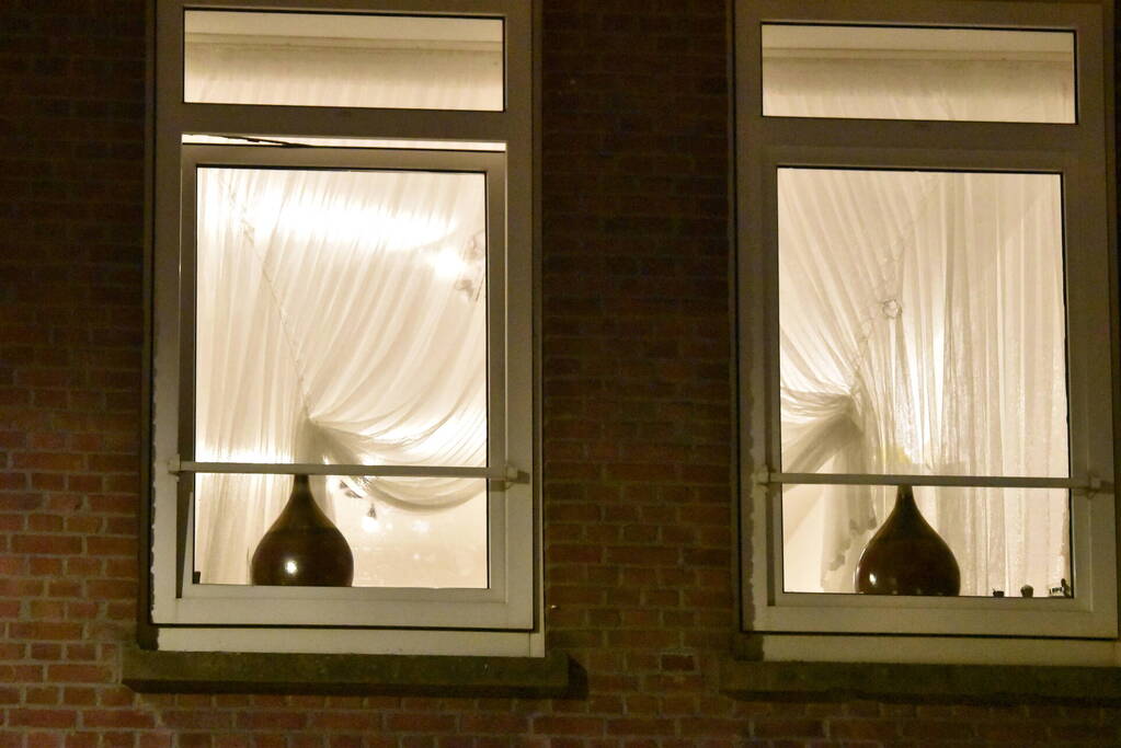 Politie onderzoekt beschoten woning