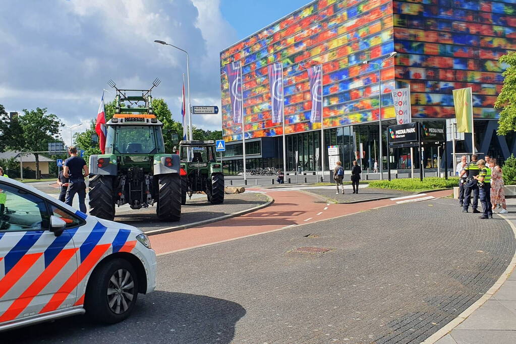Mediapark geblokkeerd door boeren