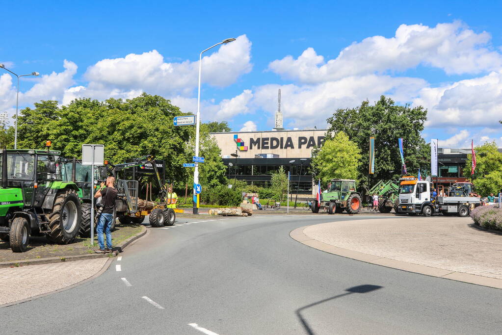 Mediapark geblokkeerd door boeren