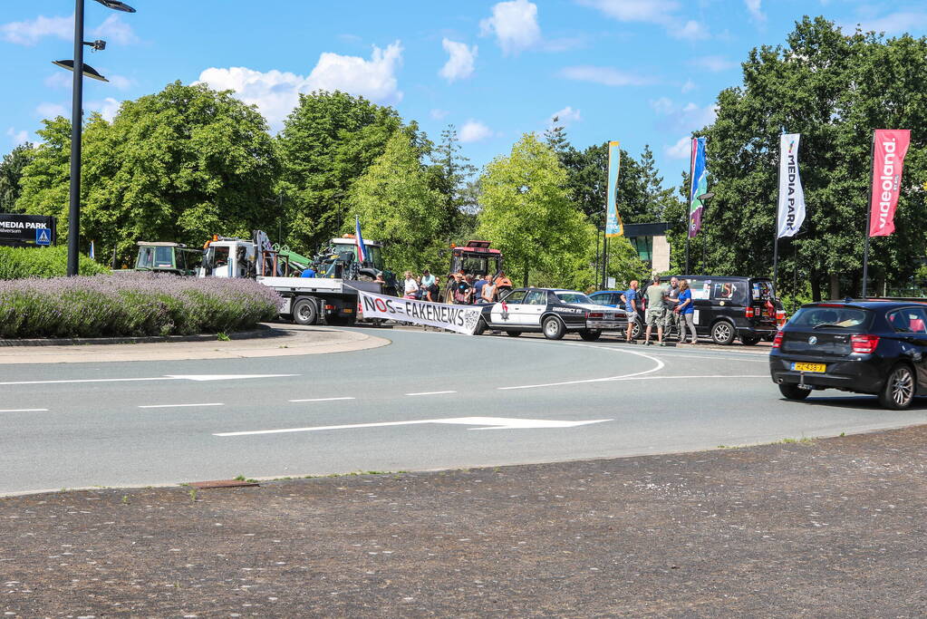 Mediapark geblokkeerd door boeren
