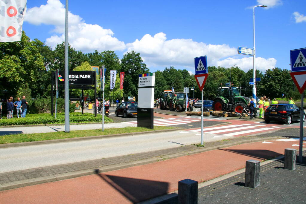 Mediapark geblokkeerd door boeren
