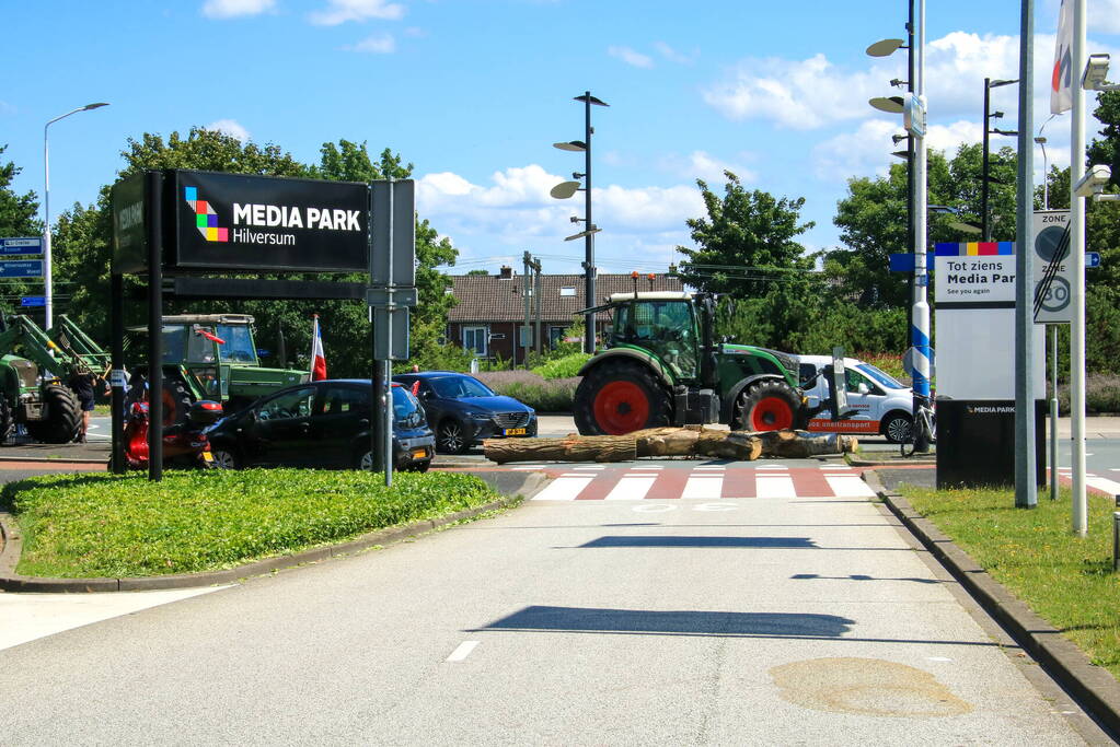 Mediapark geblokkeerd door boeren