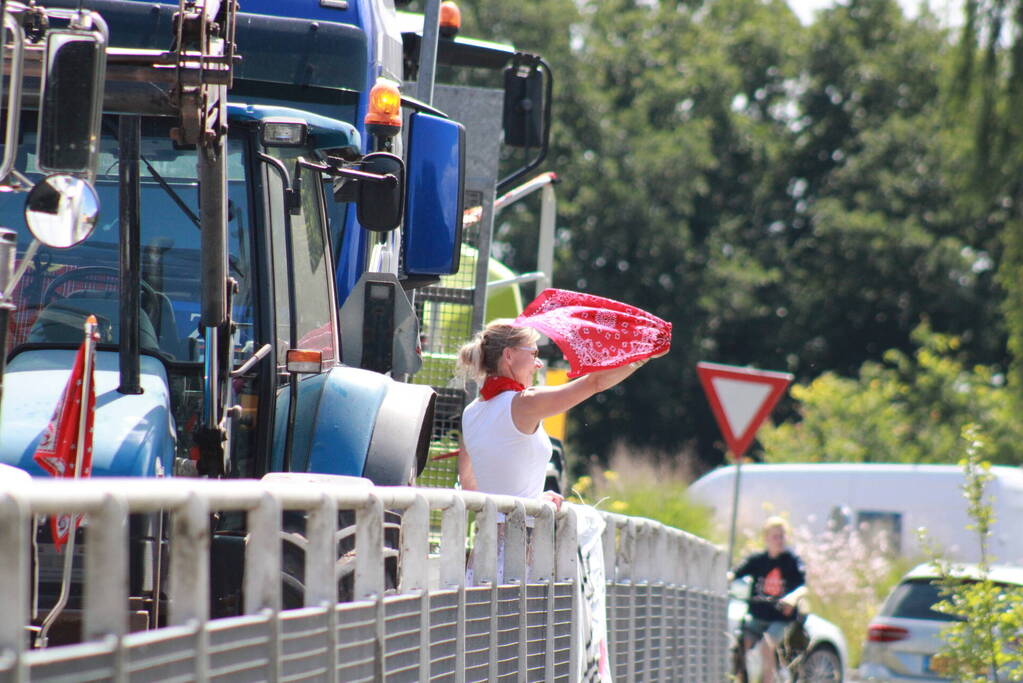 Truckers en boeren protesteren op viaduct