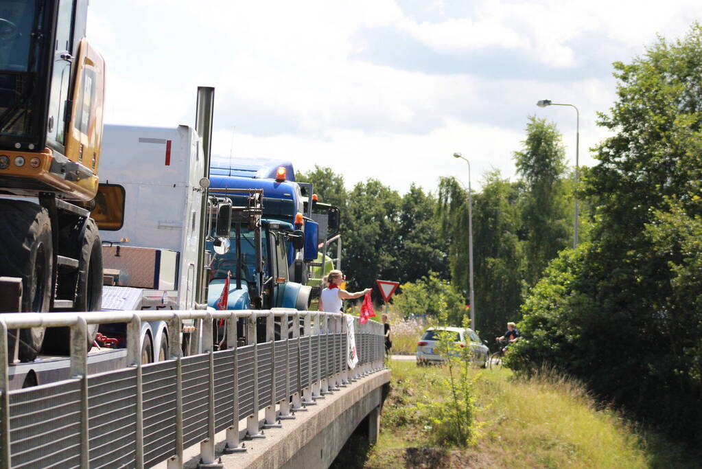 Truckers en boeren protesteren op viaduct