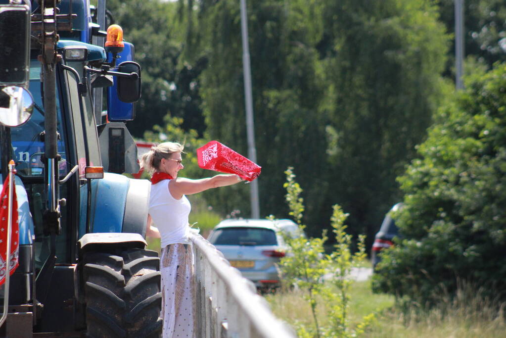 Truckers en boeren protesteren op viaduct