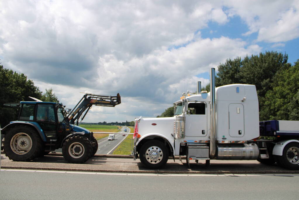 Truckers en boeren protesteren op viaduct